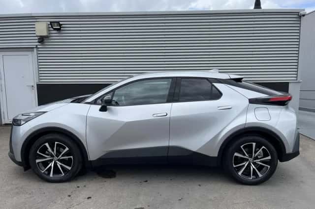 Toyota C-HR (2024) thumbnail 3