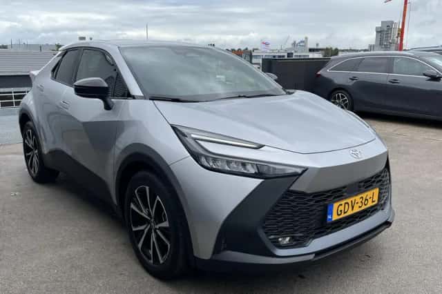 Toyota C-HR (2024) thumbnail 4