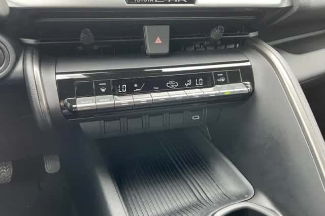 Toyota C-HR (2024) thumbnail 34