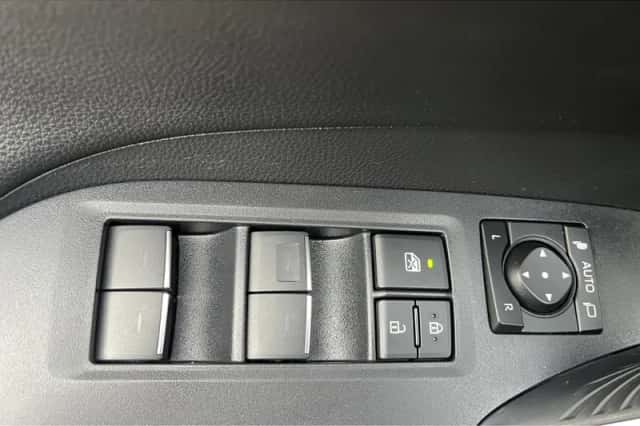 Toyota RAV4 (2023) thumbnail 13