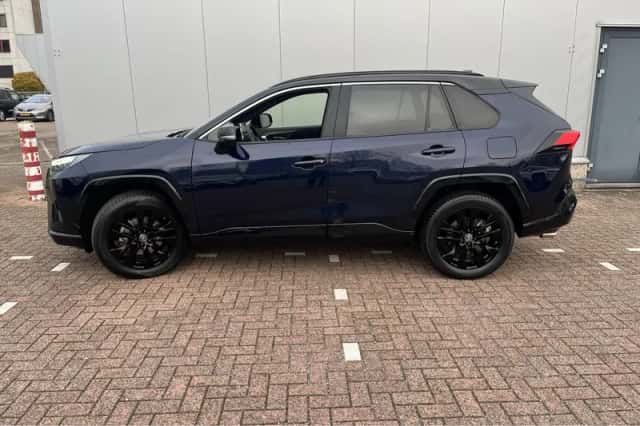 Toyota RAV4 (2023) thumbnail 3