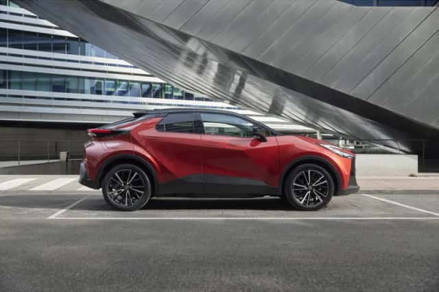 Toyota C-HR (2025) thumbnail 3