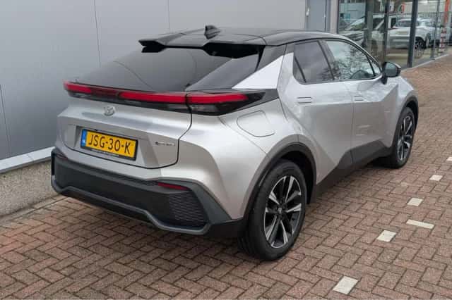 Toyota C-HR (2025) thumbnail 2