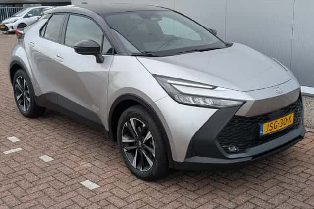 Toyota C-HR (2025) thumbnail 2