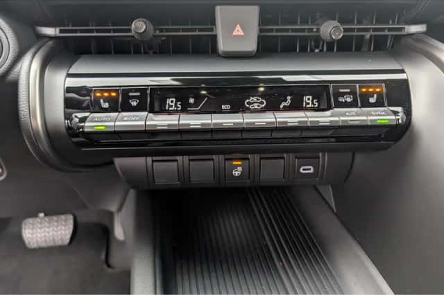 Toyota C-HR (2025) thumbnail 19