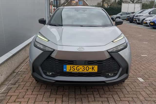 Toyota C-HR (2025) thumbnail 3