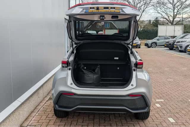 Toyota C-HR (2025) thumbnail 4