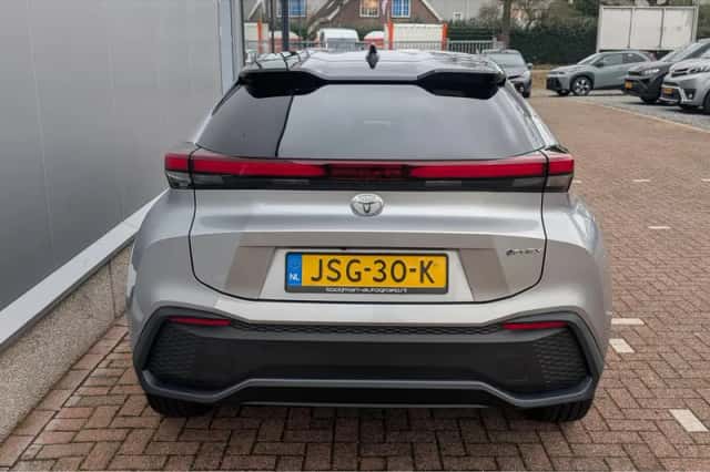Toyota C-HR (2025) thumbnail 5