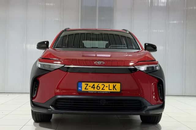 Toyota bZ4X (2024) thumbnail 2