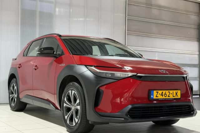 Toyota bZ4X (2024) thumbnail 3