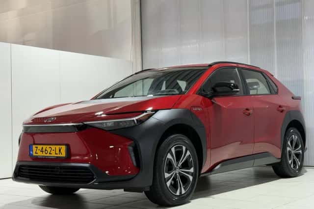 Toyota bZ4X (2024) thumbnail 4