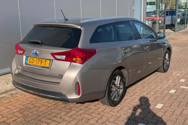 Toyota Auris (2015) thumbnail 2