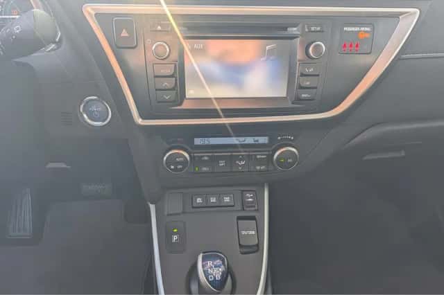 Toyota Auris (2015) thumbnail 16