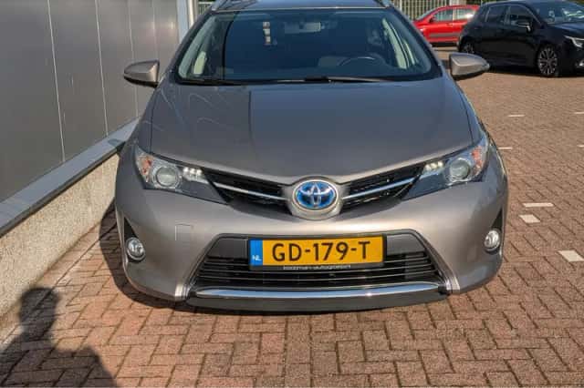 Toyota Auris (2015) thumbnail 3