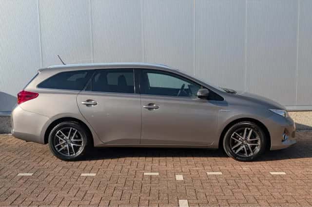 Toyota Auris (2015) thumbnail 3