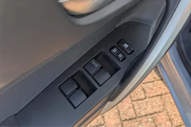 Toyota Auris (2015) thumbnail 10