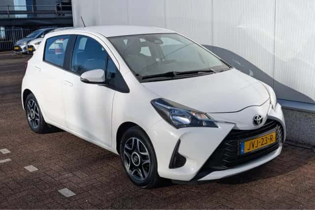 Toyota Yaris (2020) thumbnail 3