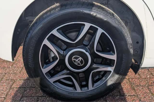 Toyota Yaris (2020) thumbnail 5