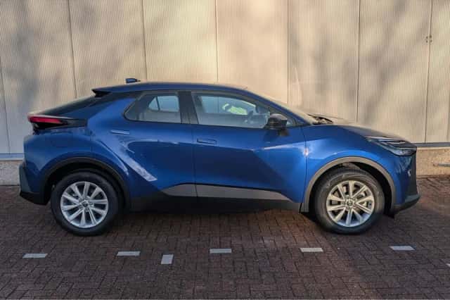 Toyota C-HR (2026) thumbnail 2