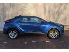 Toyota C-HR (2025) thumbnail 2