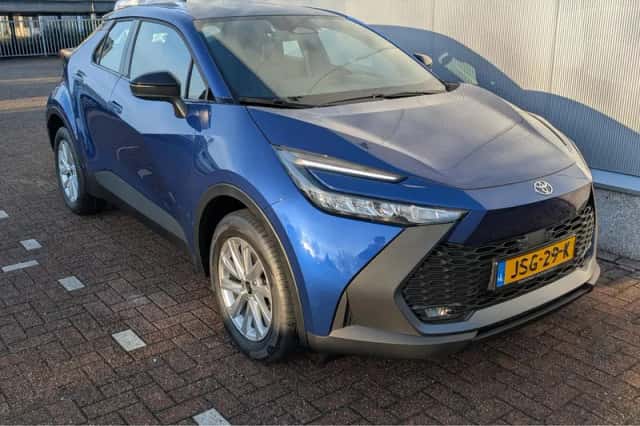 Toyota C-HR (2025) thumbnail 3