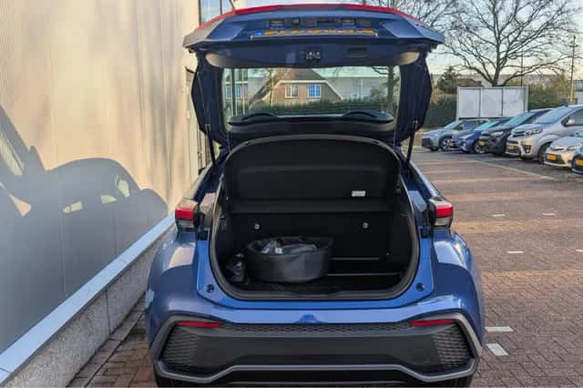 Toyota C-HR (2025) thumbnail 5