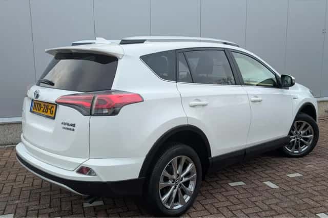 Toyota RAV4 (2017) thumbnail 2