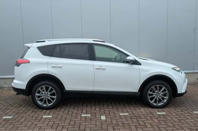 Toyota RAV4 (2017) thumbnail 3