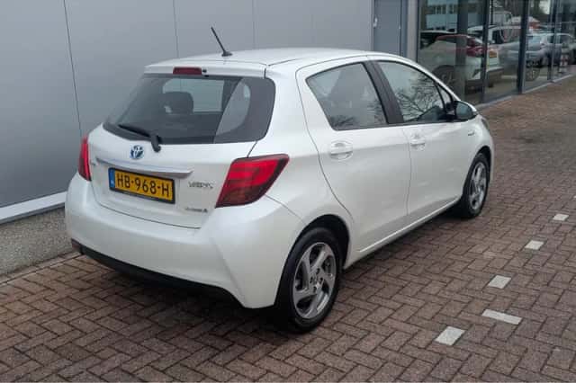 Toyota Yaris (2015) thumbnail 2