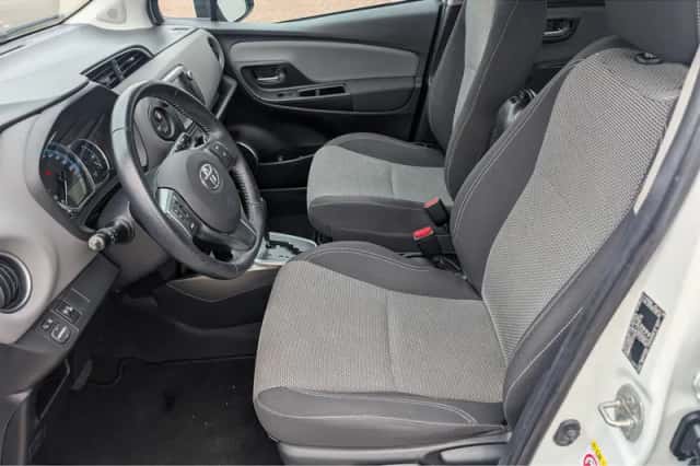 Toyota Yaris (2015) thumbnail 13