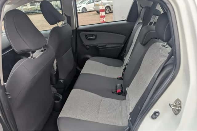 Toyota Yaris (2015) thumbnail 14