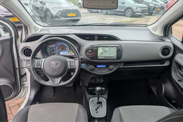 Toyota Yaris (2015) thumbnail 15