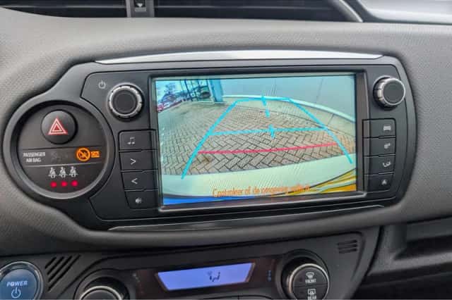 Toyota Yaris (2015) thumbnail 17
