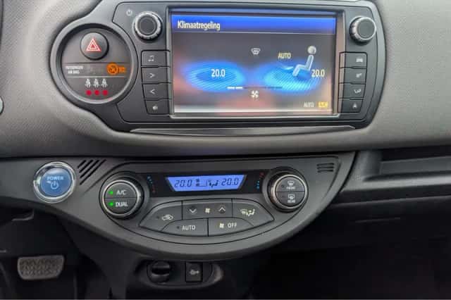 Toyota Yaris (2015) thumbnail 18