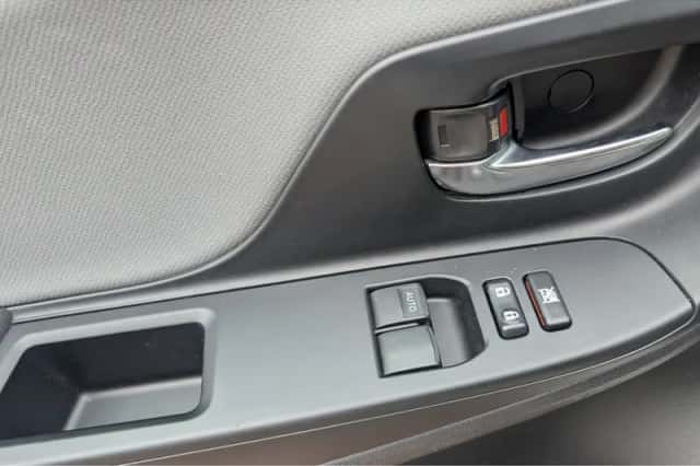 Toyota Yaris (2015) thumbnail 19