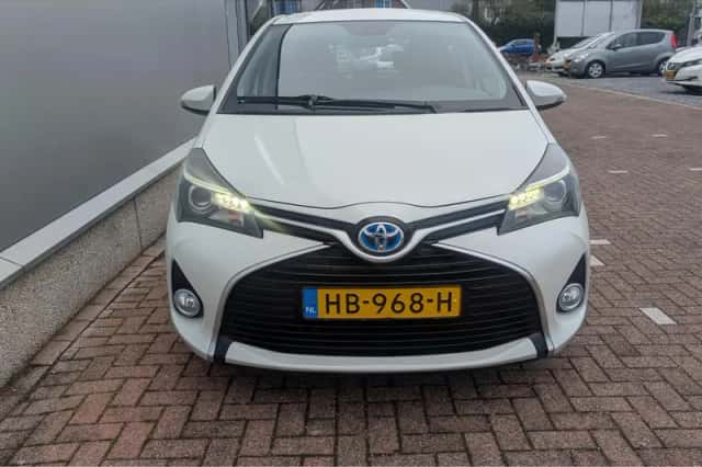 Toyota Yaris (2015) thumbnail 3