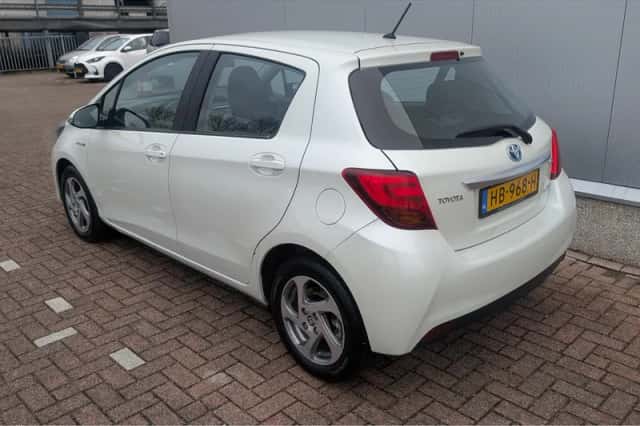 Toyota Yaris (2015) thumbnail 3