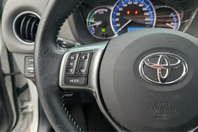 Toyota Yaris (2015) thumbnail 21
