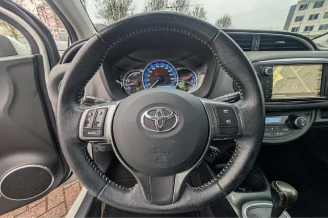 Toyota Yaris (2015) thumbnail 23