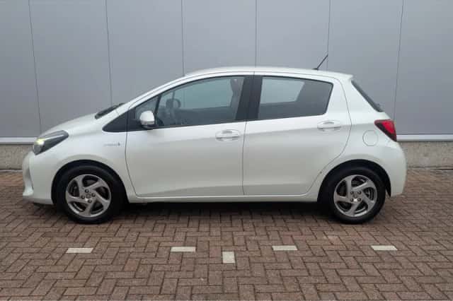 Toyota Yaris (2015) thumbnail 4