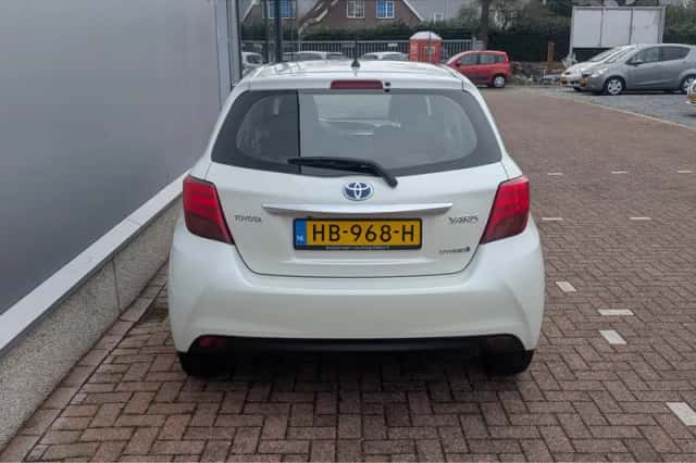 Toyota Yaris (2015) thumbnail 5