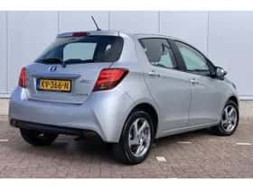 Toyota Yaris (2016) thumbnail 2