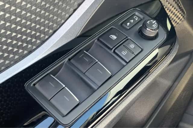 Toyota C-HR (2020) thumbnail 24