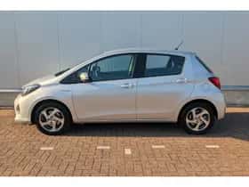 Toyota Yaris (2017) thumbnail 2