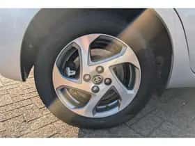 Toyota Yaris (2017) thumbnail 9