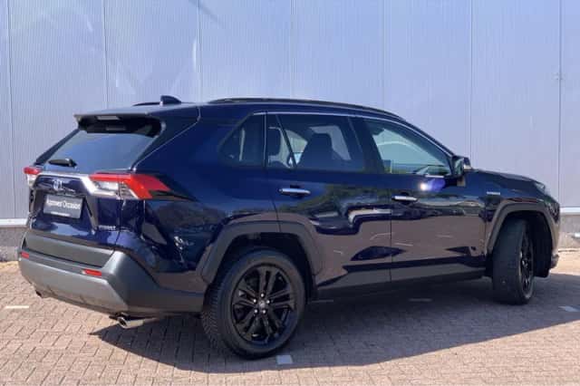 Toyota RAV4 (2021) thumbnail 2