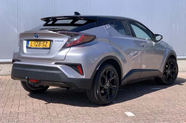 Toyota C-HR (2019) thumbnail 2