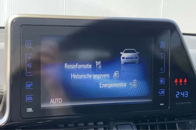 Toyota C-HR (2019) thumbnail 16