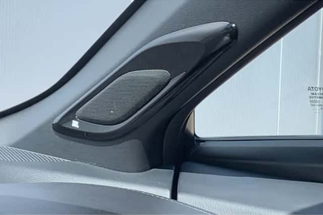 Toyota C-HR (2019) thumbnail 22