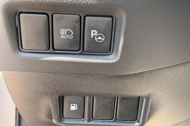 Toyota C-HR (2019) thumbnail 23